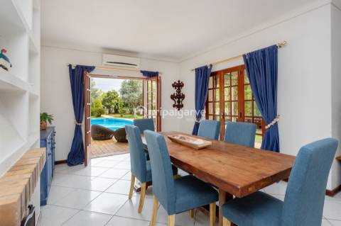 Moradia  de 4 quartos em suite com piscina na Guia/Albufeira!