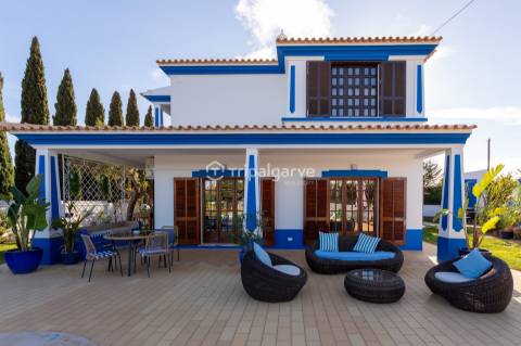 Moradia  de 4 quartos em suite com piscina na Guia/Albufeira!