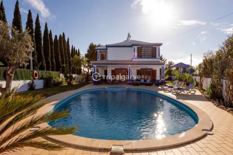 Moradia  de 4 quartos em suite com piscina na Guia/Albufeira!