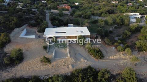 Moradia com vistas deslumbrantes serra e mar, na zona de Santa Bárbara de Nexe.