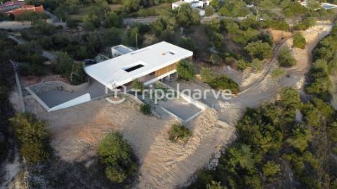 Moradia com vistas deslumbrantes serra e mar, na zona de Santa Bárbara de Nexe.