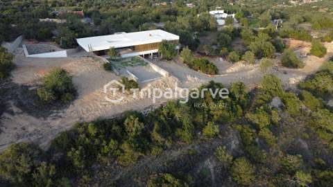 Moradia com vistas deslumbrantes serra e mar, na zona de Santa Bárbara de Nexe.