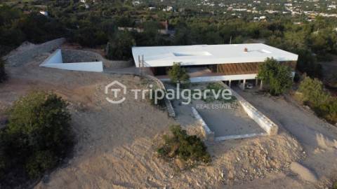 Moradia com vistas deslumbrantes serra e mar, na zona de Santa Bárbara de Nexe.