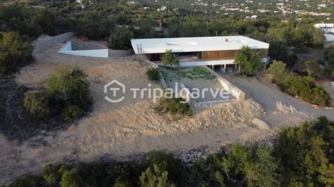 Moradia com vistas deslumbrantes serra e mar, na zona de Santa Bárbara de Nexe.
