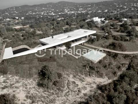 Moradia com vistas deslumbrantes serra e mar, na zona de Santa Bárbara de Nexe.