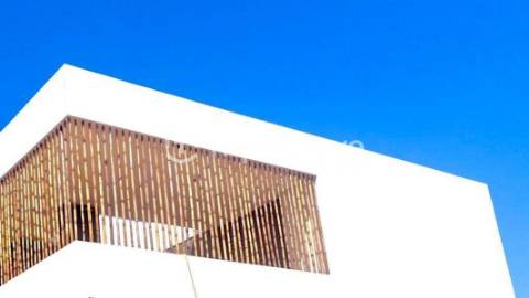 Moradia com vistas deslumbrantes serra e mar, na zona de Santa Bárbara de Nexe.