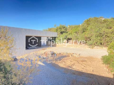 Moradia com vistas deslumbrantes serra e mar, na zona de Santa Bárbara de Nexe.