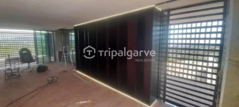 Moradia com vistas deslumbrantes serra e mar, na zona de Santa Bárbara de Nexe.