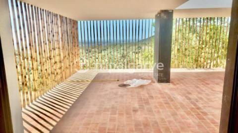 Moradia com vistas deslumbrantes serra e mar, na zona de Santa Bárbara de Nexe.