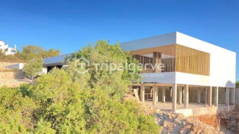 Moradia com vistas deslumbrantes serra e mar, na zona de Santa Bárbara de Nexe.