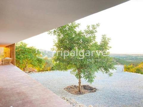 Moradia com vistas deslumbrantes serra e mar, na zona de Santa Bárbara de Nexe.
