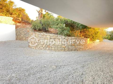 Moradia com vistas deslumbrantes serra e mar, na zona de Santa Bárbara de Nexe.