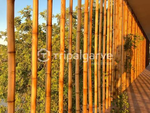 Moradia com vistas deslumbrantes serra e mar, na zona de Santa Bárbara de Nexe.