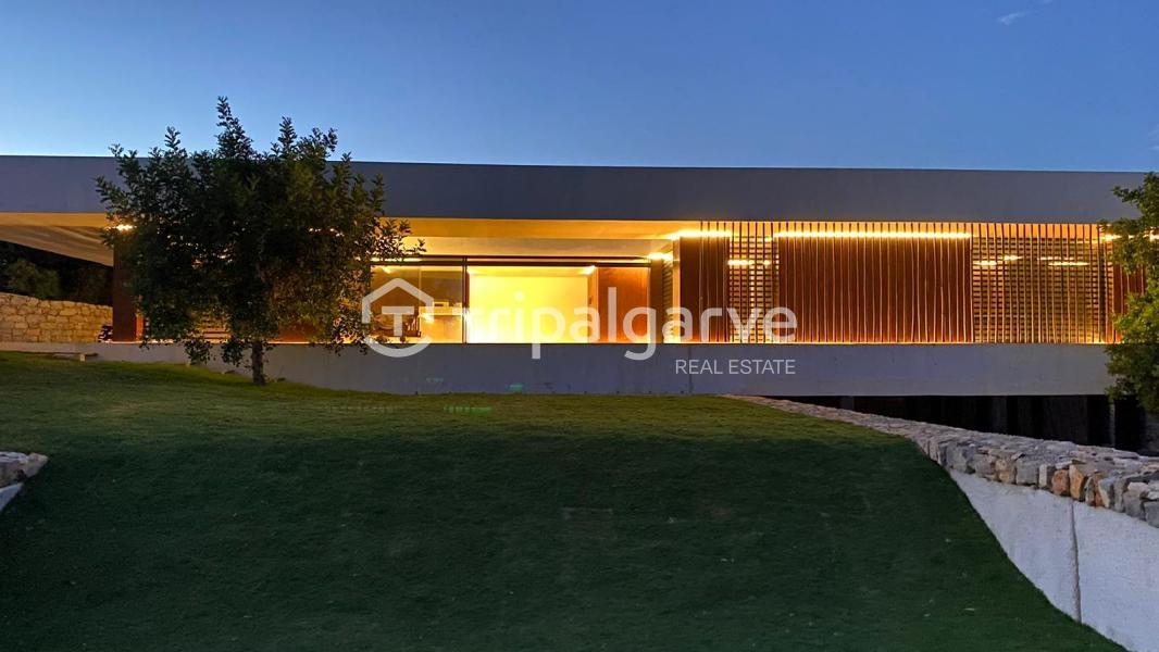 Moradia com vistas deslumbrantes serra e mar, na zona de Santa Bárbara de Nexe.