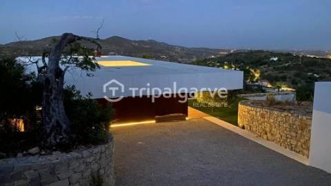 Moradia com vistas deslumbrantes serra e mar, na zona de Santa Bárbara de Nexe.