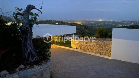 Moradia com vistas deslumbrantes serra e mar, na zona de Santa Bárbara de Nexe.
