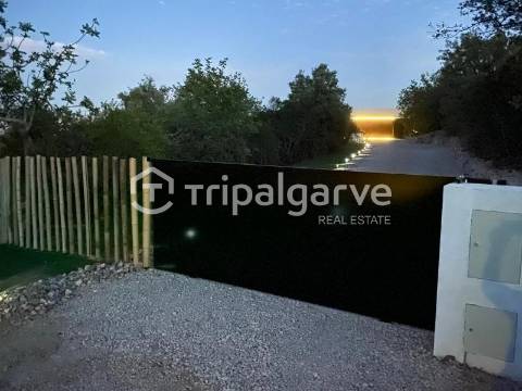 Moradia com vistas deslumbrantes serra e mar, na zona de Santa Bárbara de Nexe.