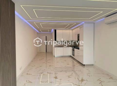 Apartamento T2 totalmente renovado com vista mar- Quarteira