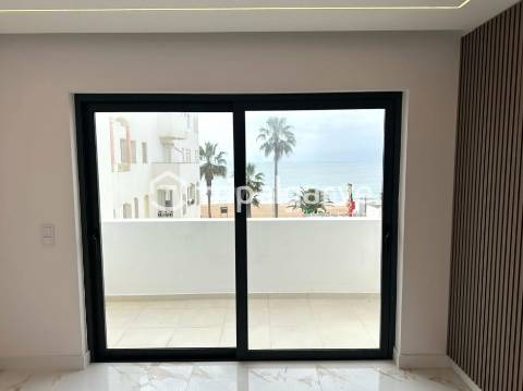 Apartamento T2 totalmente renovado com vista mar- Quarteira