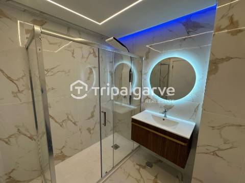 Apartamento T2 totalmente renovado com vista mar- Quarteira