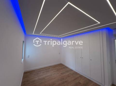 Apartamento T2 totalmente renovado com vista mar- Quarteira