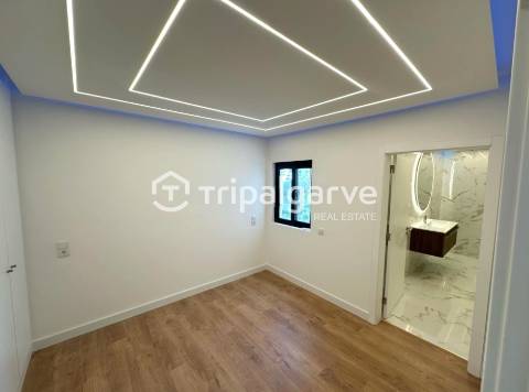 Apartamento T2 totalmente renovado com vista mar- Quarteira