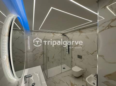 Apartamento T2 totalmente renovado com vista mar- Quarteira