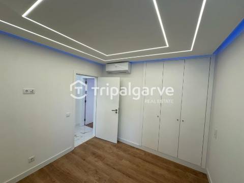 Apartamento T2 totalmente renovado com vista mar- Quarteira