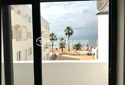 Apartamento T2 totalmente renovado com vista mar- Quarteira