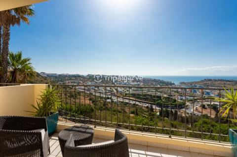 Luxuosa moradia em banda de canto com 3 quartos e vistas deslumbrantes para o mar