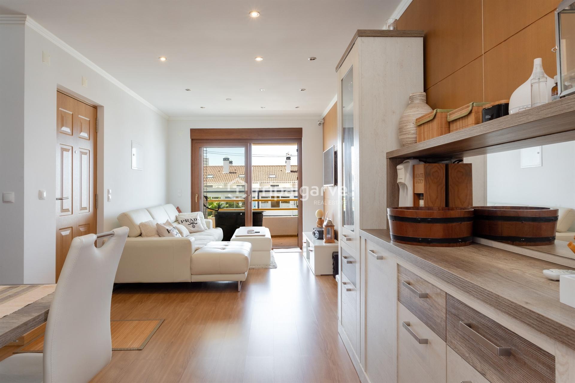 Apartamento T1 com Vista Mar – Totalmente Renovado na Galé