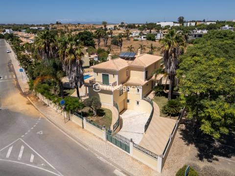 Villa de exceção em Albufeira – Luxo, conforto e localização ideal
