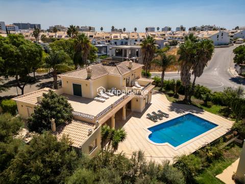 Villa de exceção em Albufeira – Luxo, conforto e localização ideal