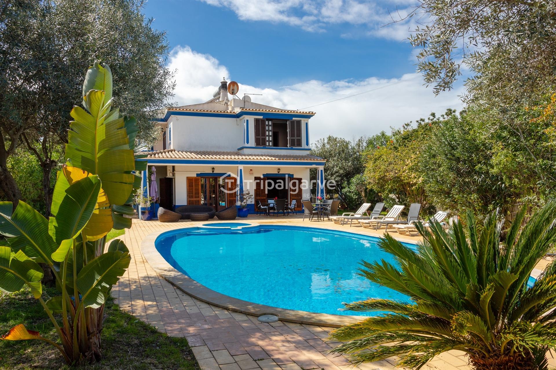 Descubra a Casa Azul - Uma Moradia no Coração da Guia/Albufeira!