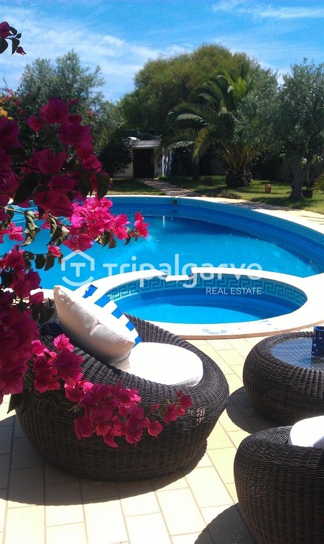 Descubra a Casa Azul - Uma Moradia no Coração da Guia/Albufeira!