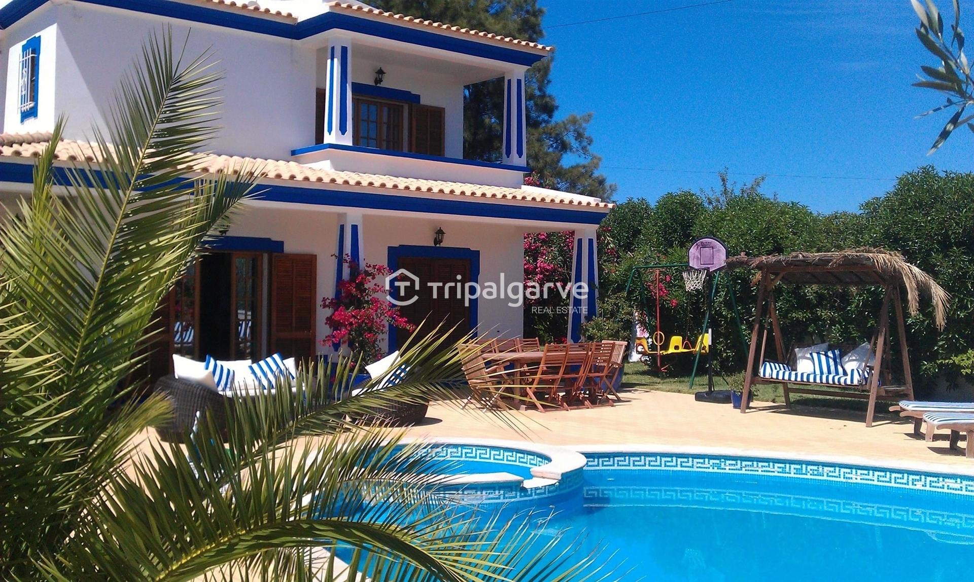 Descubra a Casa Azul - Uma Moradia no Coração da Guia/Albufeira!