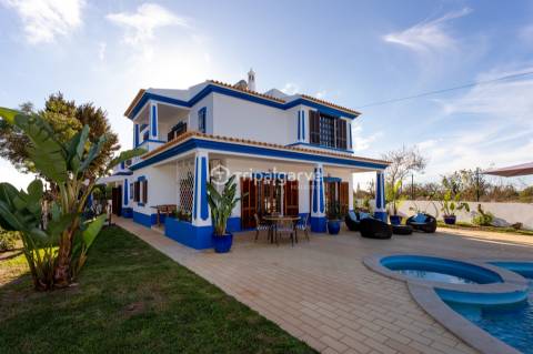 Descubra a Casa Azul - Uma Moradia no Coração da Guia/Albufeira!