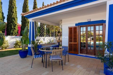 Descubra a Casa Azul - Uma Moradia no Coração da Guia/Albufeira!