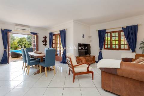 Descubra a Casa Azul - Uma Moradia no Coração da Guia/Albufeira!