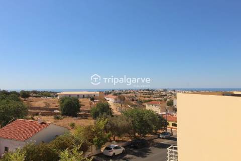 Moradia Geminada renovada T2+1 com piscina e garagem- Patroves- Albufeira