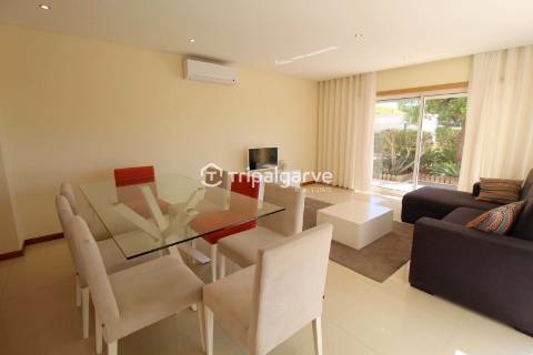 Moradia Geminada renovada T2+1 com piscina e garagem- Patroves- Albufeira