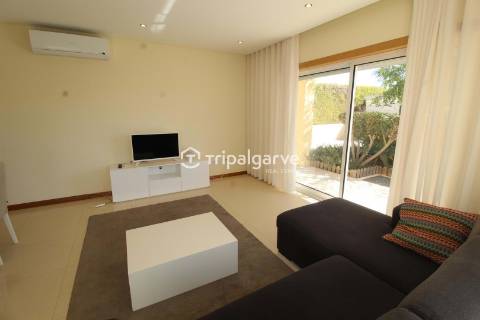 Moradia Geminada renovada T2+1 com piscina e garagem- Patroves- Albufeira