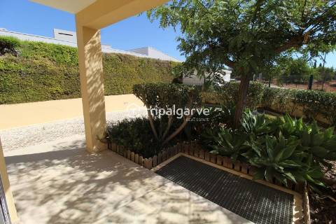 Moradia Geminada renovada T2+1 com piscina e garagem- Patroves- Albufeira