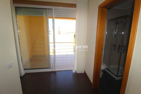 Moradia Geminada renovada T2+1 com piscina e garagem- Patroves- Albufeira