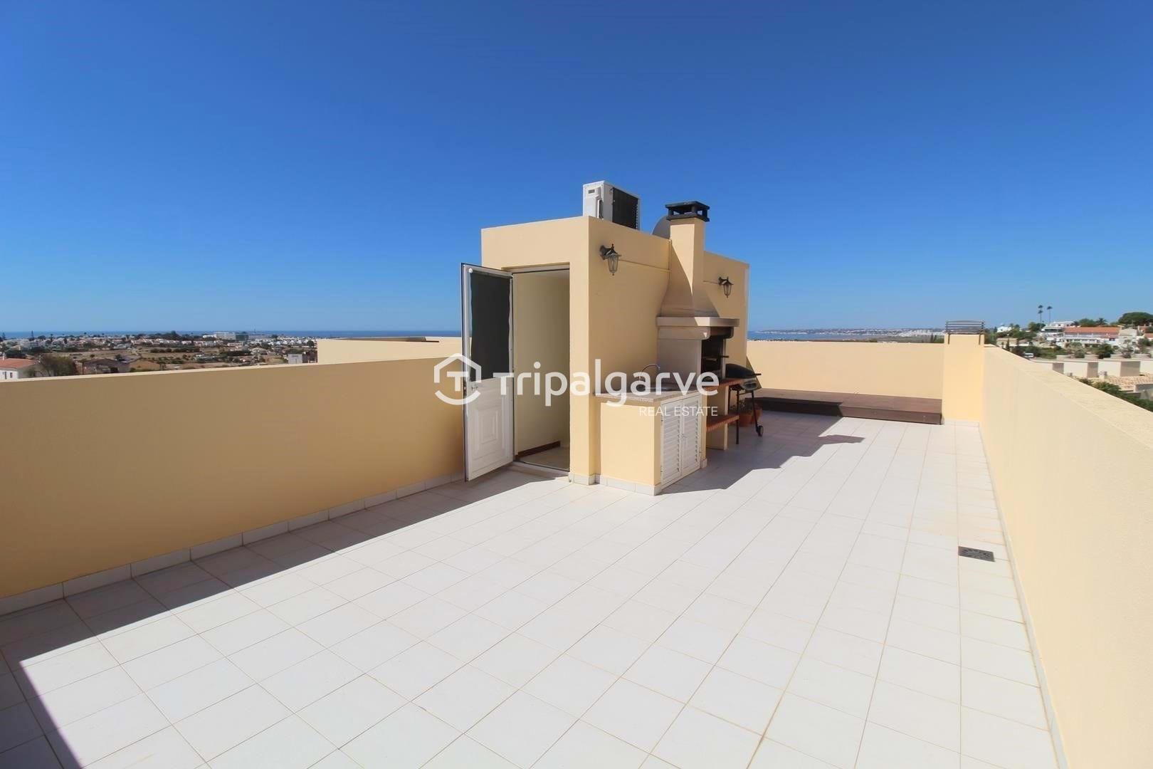 Moradia Geminada renovada T2+1 com piscina e garagem- Patroves- Albufeira