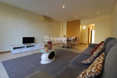 Moradia geminada renovada T2 com piscina e garagem- Patroves-Albufeira