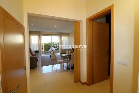 Moradia geminada renovada T2 com piscina e garagem- Patroves-Albufeira