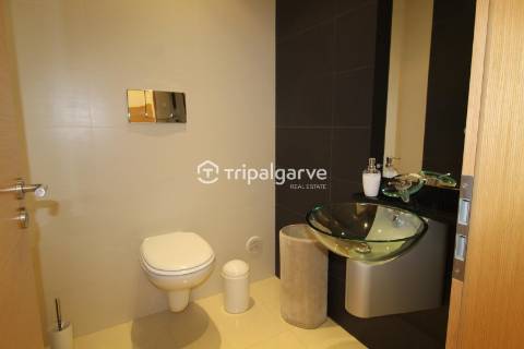 Moradia geminada renovada T2 com piscina e garagem- Patroves-Albufeira