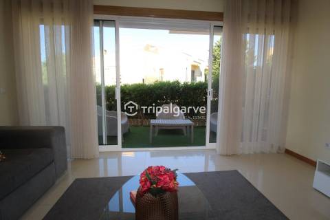 Moradia geminada renovada T2 com piscina e garagem- Patroves-Albufeira