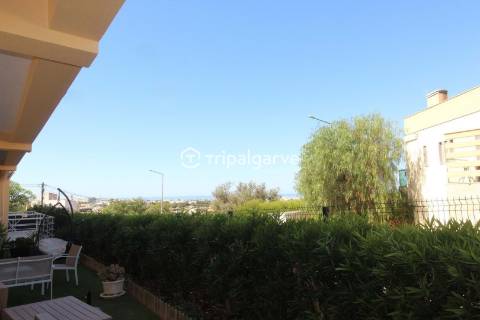 Moradia geminada renovada T2 com piscina e garagem- Patroves-Albufeira